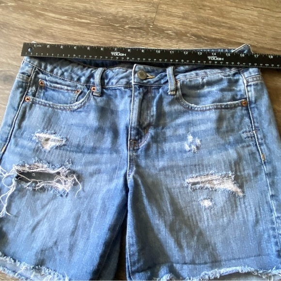 American Eagle Shorts Women’s Size 8 Distressed Cut Off Blue Light Wash Denim - Picture 5 of 12